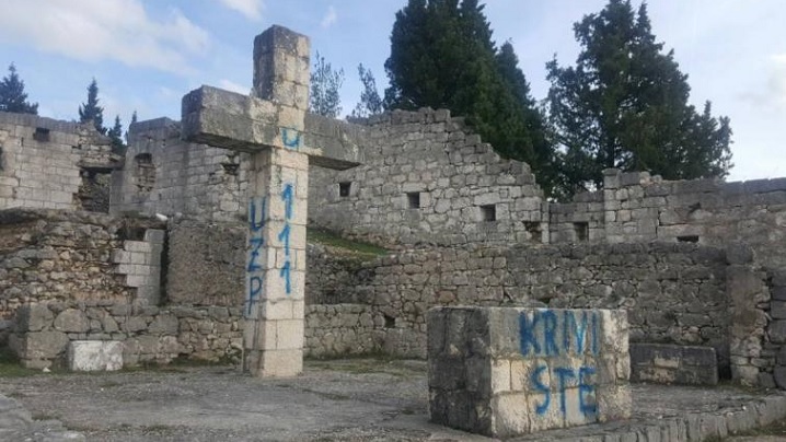 Bosnia și Herțegovina. Profanate, crucea și altarul unui monument catolic