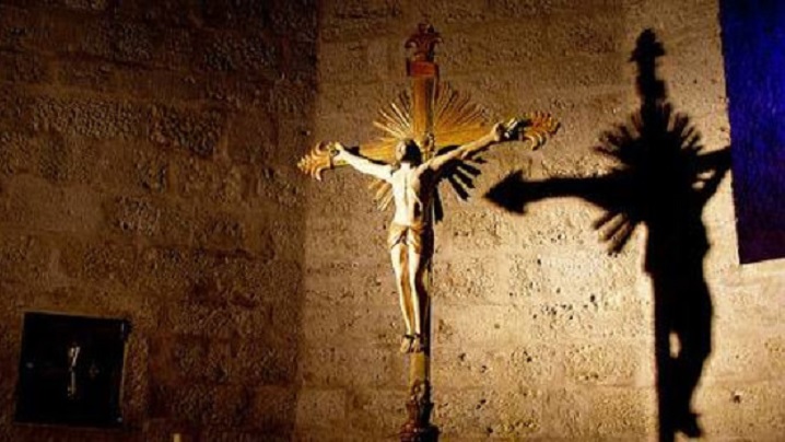 Crucifixul, un simbol religios de contemplat şi de înţeles, nu un accesoriu