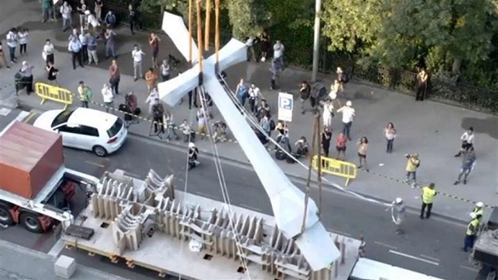 Foto/Video: O cruce mare și trei îngeri pe fațada Bazilicii Sfânta Familie din Barcelona