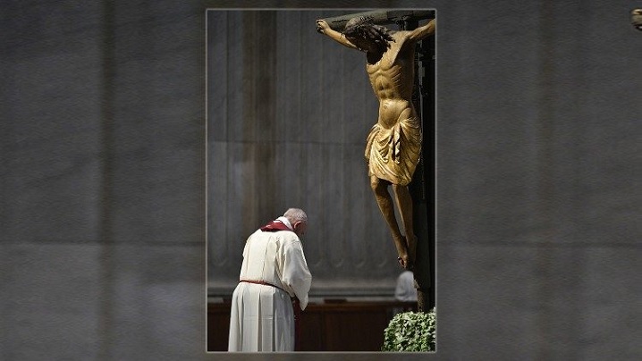 Papa Francisc: Crucifixul îmbrățișează toate dimensiunile omului concret și fragil