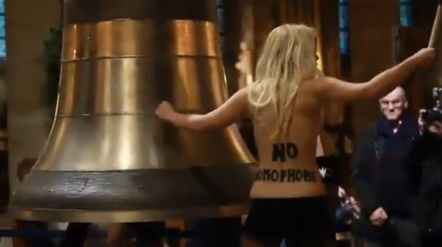 Activistele Femen care au profanat clopotele din Notre Dame au fost achitate. Parchetul a făcut recurs