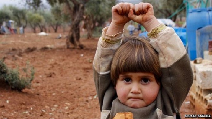 O fetiţă din Siria se predă în faţa aparatului. Controverse