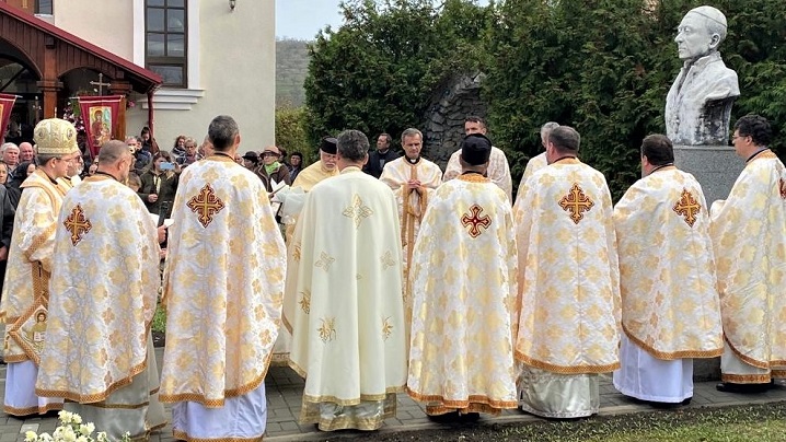 FOTO: IPS Ioan Ploscaru a fost comemorat în Parohia natală Frata