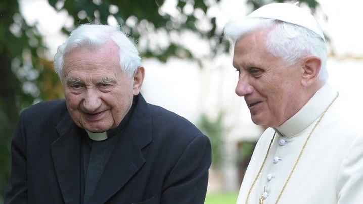 Papa emerit Benedict al XVI-lea a ajuns în Germania pentru a fi alături de fratele bolnav