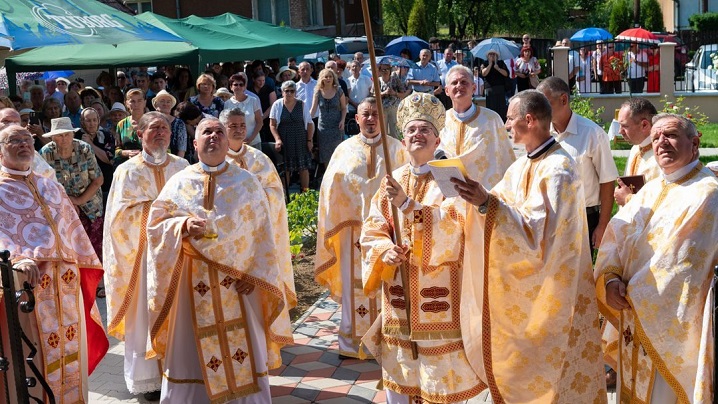 FOTO: Sfințirea bisericii cu hramul „Sfinții Arhangheli Mihail și Gavril”, din parohia Gurghiu