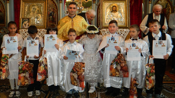 FOTO: Împărtăşanie solemnă în Parohia Greco-Catolică Sfinţii Arhangheli Mihail şi Gavril din Hodac