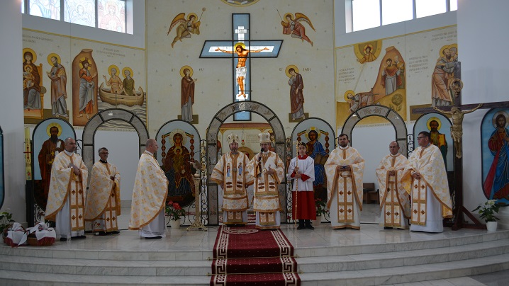 Preasfințiile Lor Claudiu și Cristian în mijlocul credincioșilor din Parohia „Sfântul Petru” din Brașov