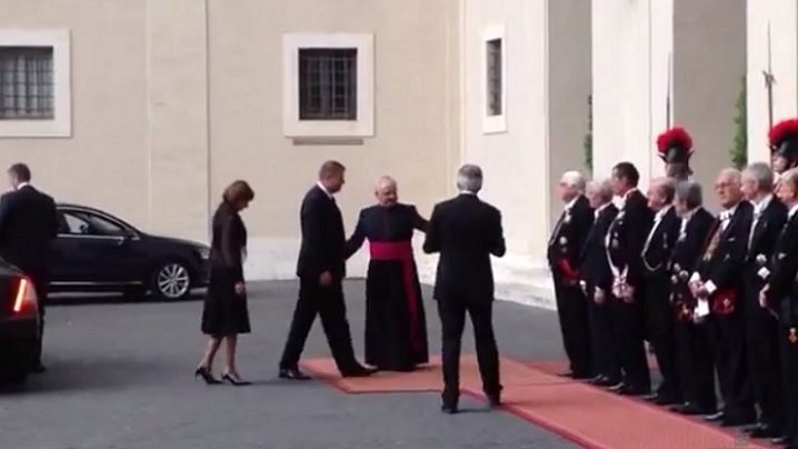 VIDEO: Președintele României, primit la Vatican. Va adresa o invitaţie Papei Francisc de a vizita România