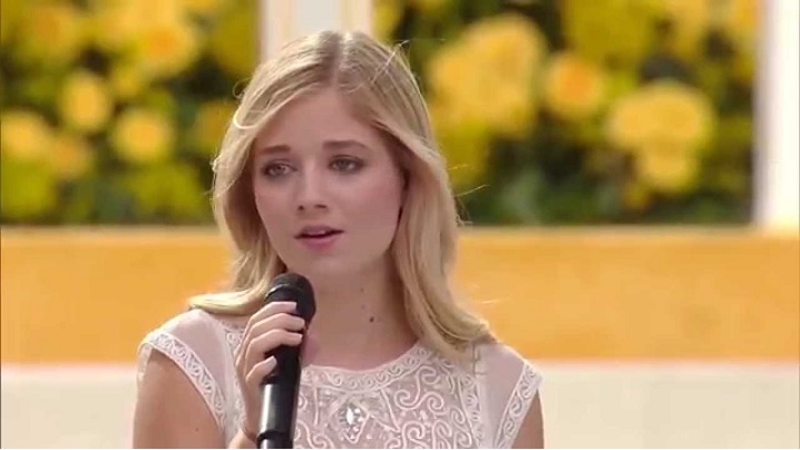 Video: O fetiță catolică cântă pentru pace
