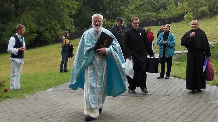 FOTO: În comuniune cu cei dragi plecaţi dintre noi...