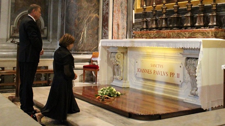 FOTO: Moment de rugăciune al familiei prezidențiale la mormântul Sfântului Papă Ioan Paul al II-lea