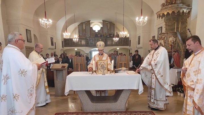 Celebrare arhierească în comunitatea greco-catolică "Sfinții Petru și Pavel" din Kagran-Viena