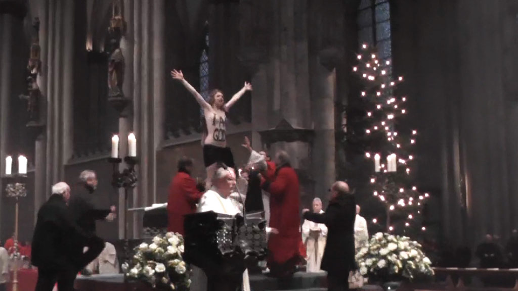 Un nou atac împotriva Bisericii:  În timpul Liturghiei de Craciun o activistă Femen a urcat pe altar