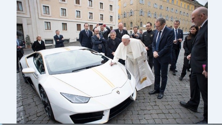 Lamborghini-ul donat Papei devine ajutor pentru creștinii din Irak