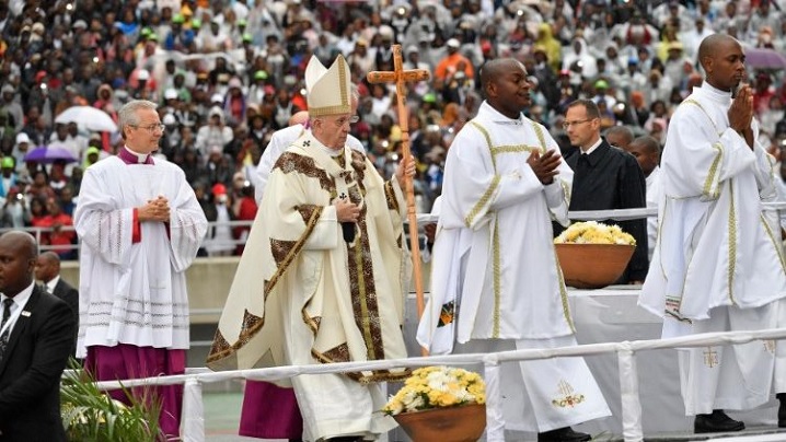 Papa Francisc în Africa și una din comorile ascunse ale Bisericii catolice