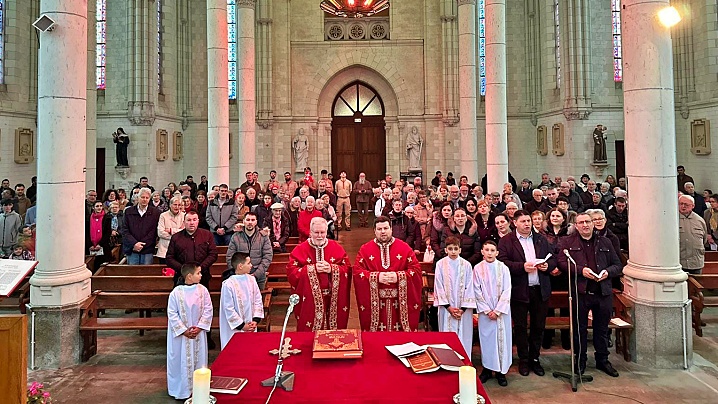 FOTO: Celebrare greco-catolică românească la Loireauxence