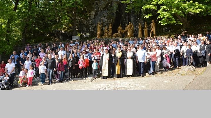 FOTO: Pelerinaj comun al credincioșilor greco-catolici români de la Paris și Roma la Lourdes