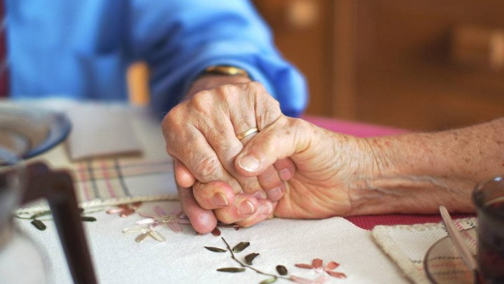 Își hrănește soția de 93 de ani, bolnavă de Alzheimer. Fotografia a devenit virală pe internet