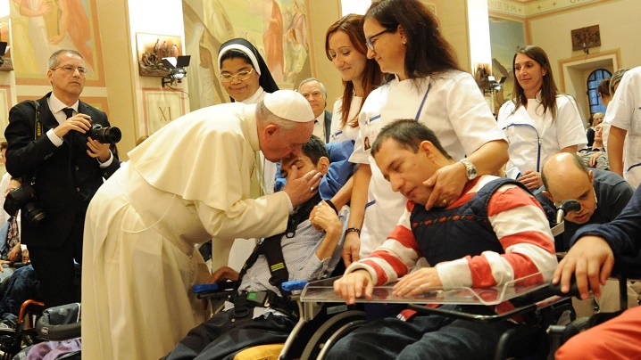 Papa Francisc: „Eram pe moarte, o asistentă medicală m-a salvat”