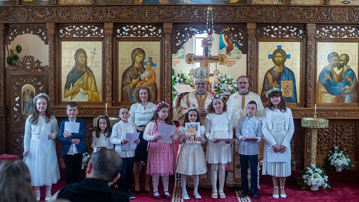 Foto: Sfânta Liturghie Arhierească și Prima Împărtășanie Solemnă în Parohia Mediaș IV