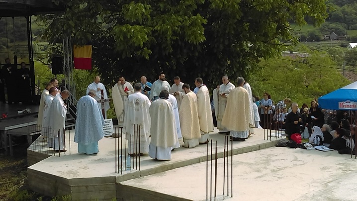 FOTO: Sfințirea pietrei de temelie a noii biserici din localitatea de naștere a Vestitorului Marii Uniri