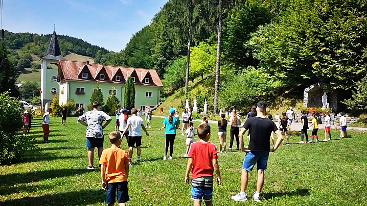 Întâlnire pentru copii și tineri la mănăstirea din Molișet
