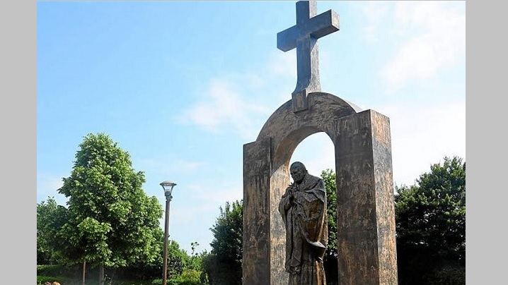 Franța. Crucea de pe monumentul Sfântului Ioan Paul al II-lea va fi îndepărtată | subtitrarionline.ro
