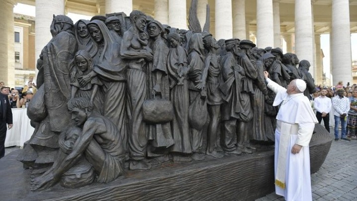 Papa Francisc dedică migranților un monument în Piața Sf. Petru