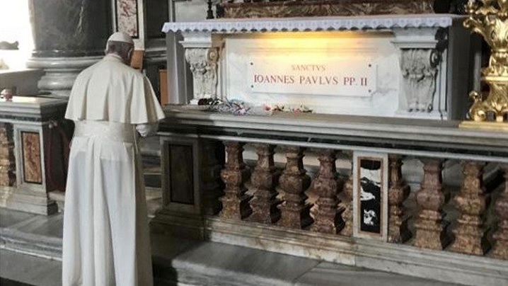 Papa Francisc celebrează Sfânta Liturghie din 18 mai 2020 la mormântul Sf. Ioan Paul II