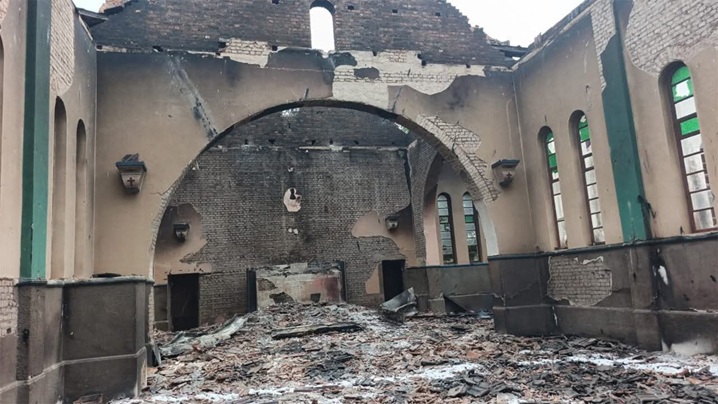 Mozambic. O biserică incendiată de jihadiști. Episcopul de Pemba: Credința nu va fi distrusă