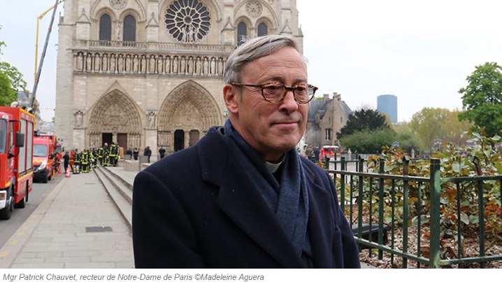 FOTO: Cocoșul cu trei relicve din vârful turlei găsit neatins de flăcări printre dărâmăturile de la Notre-Dame