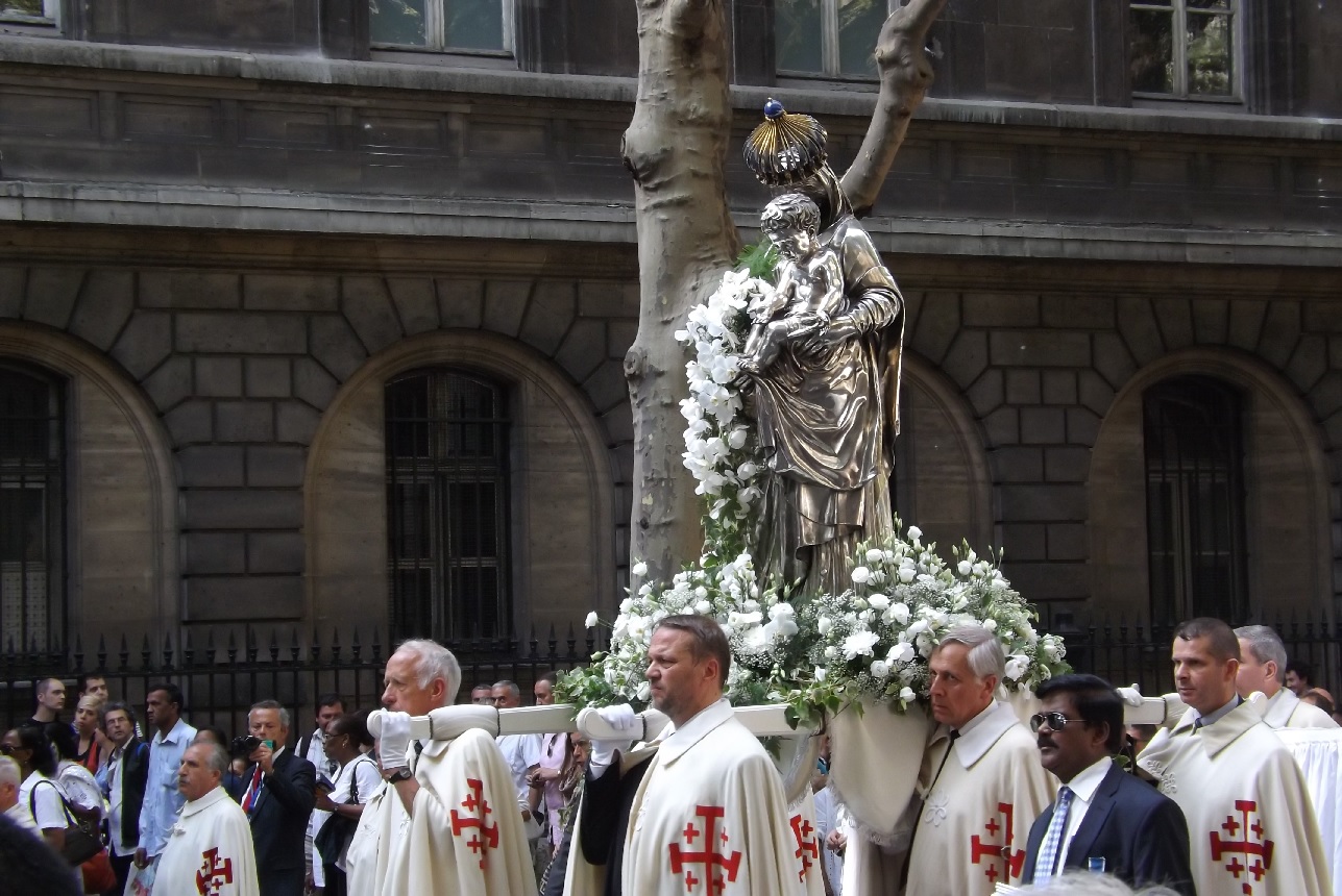 Procesiuni prin centrul Parisului cu ocazia sărbătorii Adormirii Maicii Domnului