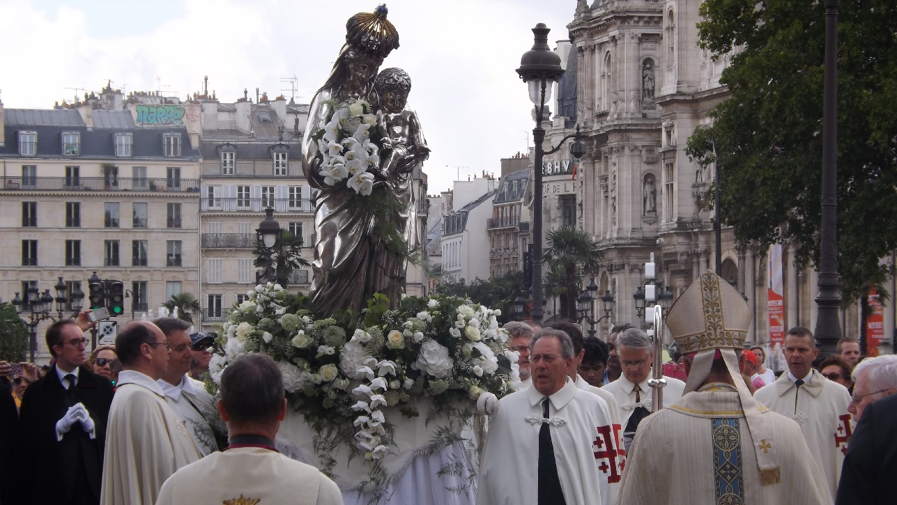 FOTO: Procesiune prin centrul Parisului în ziua Adormirii Maicii Domnului 