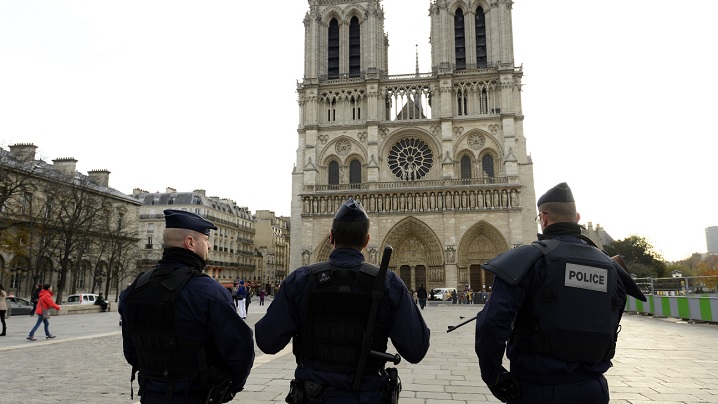 Mașină suspectă găsită lângă Catedrala Notre-Dame din Paris