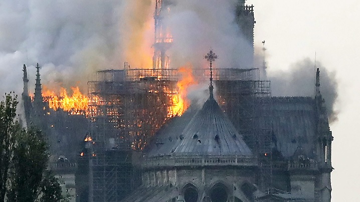 VIDEO. Incendiu violent la catedrala Notre-Dame din Paris