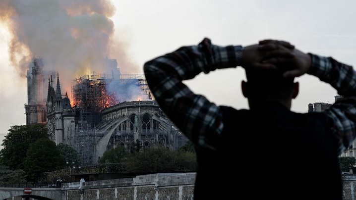 Românii de la Paris se roagă pentru salvarea Catedralei Notre Dame