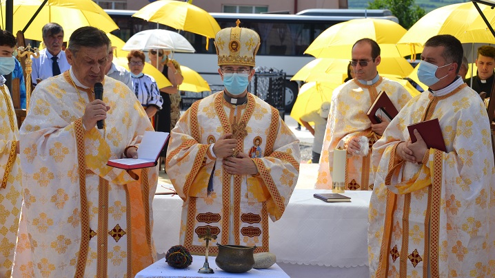 FOTO: Sfințirea locului și a pietrei de temelie pentru noua biserică greco-catolică din Pănade