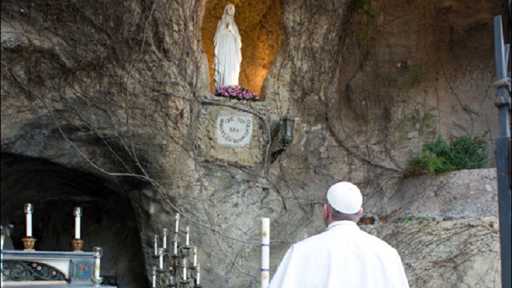 Conduşi de sanctuarele răspândite în lume toţi credincioşii în luna mai se unesc în recitarea Rozariului pentru a invoca sfârşitul pandemiei şi pentru reluarea activităţilor sociale şi de muncă