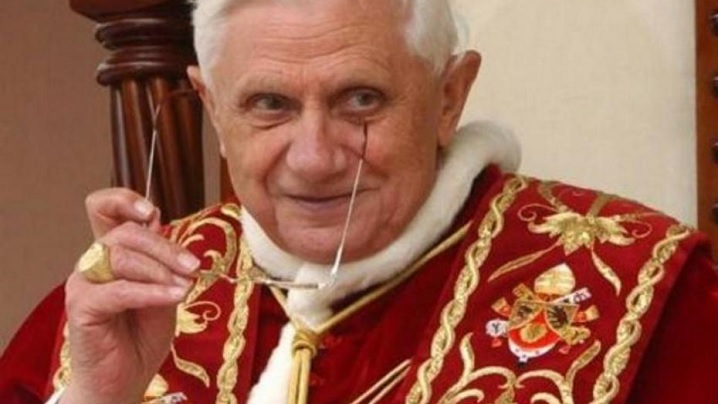 Papa emerit Benedict al XVI-lea împlineşte 91 de ani