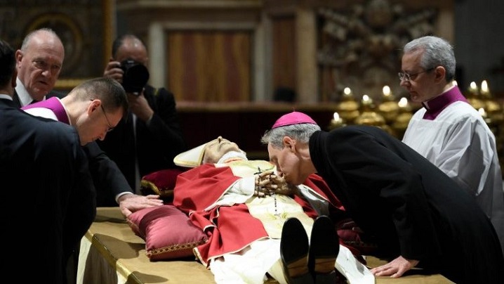 Video: Trupul neînsuflețit al papei Benedict a fost depus în bazilica San Pietro