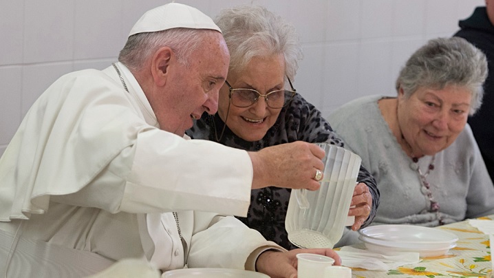 Papa va lua prânzul cu 1500 de săraci