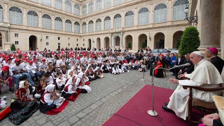 Papa Francisc le vorbește copiilor despre România