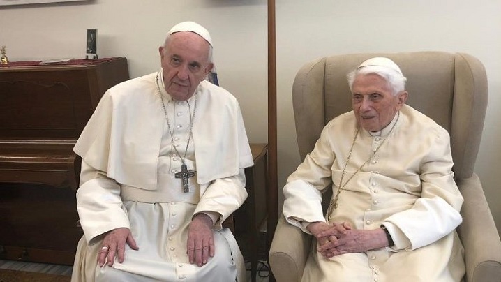 Cei 92 de ani ai papei Benedict şi acea "cale penitenţială" care uneşte două pontificate