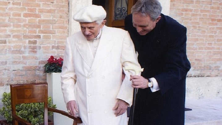 În fiecare seară, Papa emerit Benedict al XVI-lea recită Rozariul în Grădinile Vaticanului
