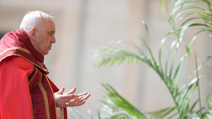 Isus abandonat pe cruce ne cere să avem grijă de cei abandonați: papa Francisc, în Duminica Floriilor