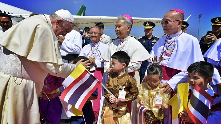 Papa Francisc a ajuns în Thailanda, prima etapă a unei călătorii care cuprinde și Japonia