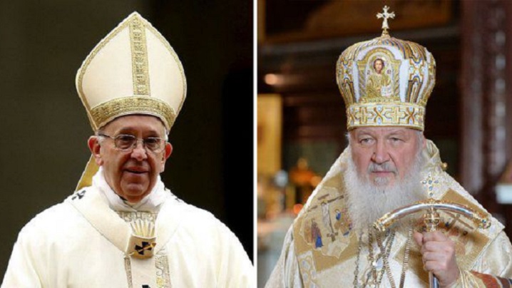 Papa Francisc se întâlnește pentru prima dată cu Patriarhul Moscovei