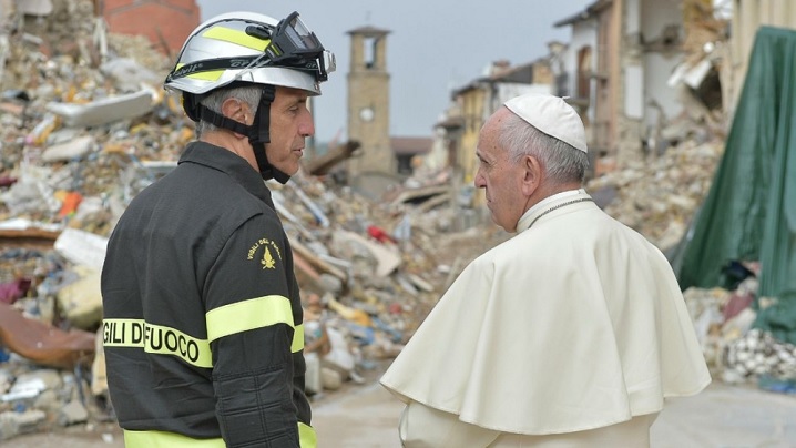 FOTO: Papa Francisc a vizitat Amatrice și populația afectată de cutremur 