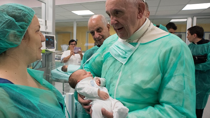 FOTO: Papa Francisc, în vizită supriză la două spitale