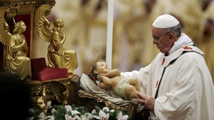 Analfabeți în bunătate la ieslea vanității, uităm de Pâinea vieții: papa Francisc, în Noaptea de Crăciun